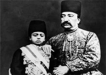 سفر در زمان؛ تصویر کمتردیدهشده «ناصرالدین شاه و ملیجک» روی پلکان عمارت «خوابگاه»