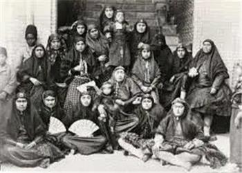 سفر در زمان؛ زنان ناصرالدین شاه در حیاط عمارت اندرونی کنار حوض