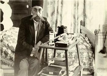 سفر به ایران قدیم؛ عکس یادگاری مظفرالدین شاه و پسرش با بزهای کوهی