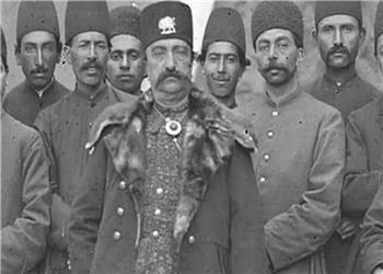 سفر زمان؛ «ناصرالدین شاه» و همراهان و خدمتکاران پای آبشار شمیران/ عکس